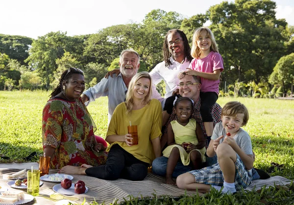 Familie verbringt Zeit im Park — Stockfoto