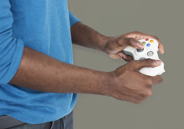 Homem jogando com controlador de jogo — Fotografia de Stock