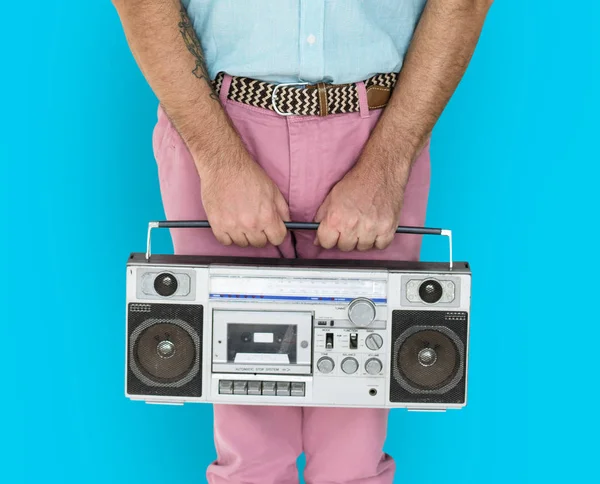 Hombre en pantalones rosados sosteniendo boombox —  Fotos de Stock