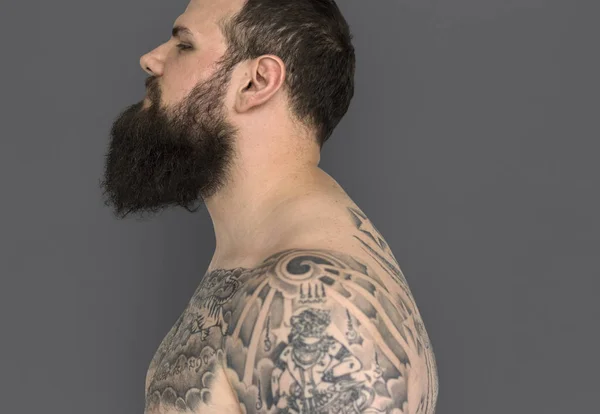 Uomo con barba e tatuaggio — Foto Stock