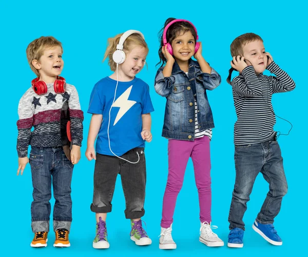 Crianças ouvindo música em fones de ouvido — Fotografia de Stock