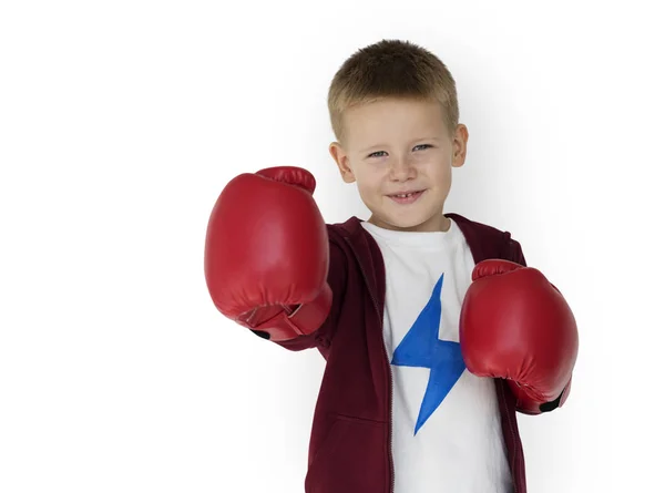 Caucasien petit garçon boxe — Photo
