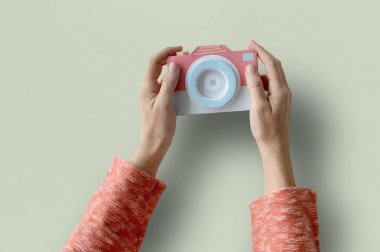 İnsan eli kamera tutarak