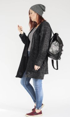 Akıllı telefon kullanan kadın