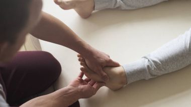 Ayak Masaj yapan erkek