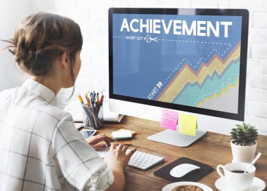 Bilgisayarda çalışan genç bir kadın.