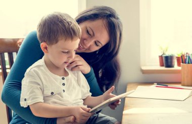 Anne ve oğlu dijital tablet kullanma 