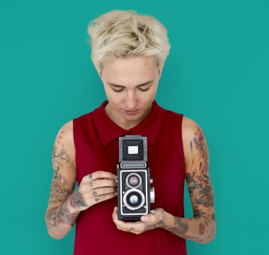 Sarışın kadın ile iki objektifli fotoğraf makinesi