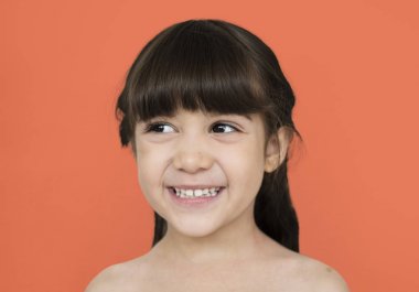 Stüdyoda küçük şirin bir kız 