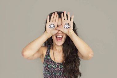 kadın stüdyoda poz