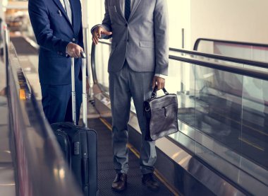 Bagaj ile iki iş adamları