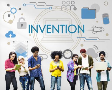 Ayakta ve kullanma elektronik cihazlar insanlar