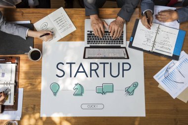 Tablo üzerinde iş adamları elinde 