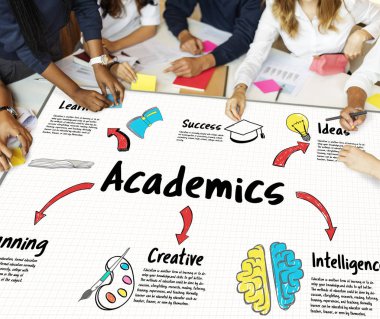 Çalışma ve masada okuyan öğrenciler