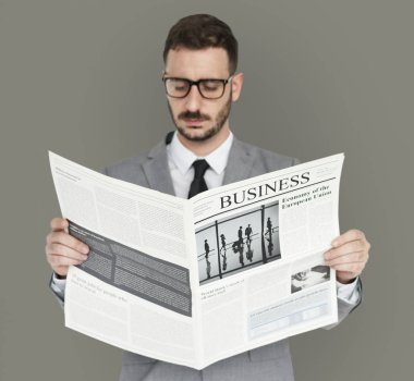 Gazete okuyan adam
