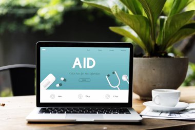 Masa üzerinde duran dizüstü