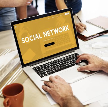 Dizüstü bilgisayar kullanan tanışma adam