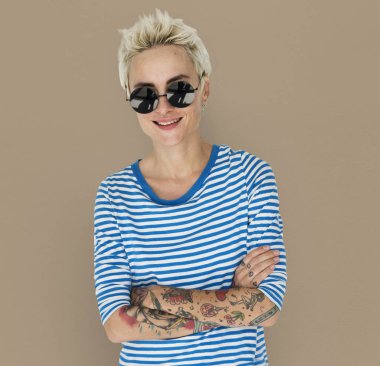 Kısa saç modeli ile sarışın kadın 