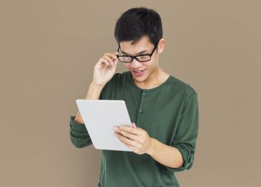 Stüdyodaki Asyalı adam