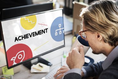 bilgisayara karşı oturan adam