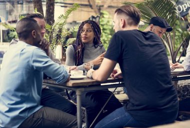 arkadaşlar asılı dışarı pub