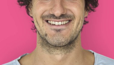 gülümseyen yakışıklı adam