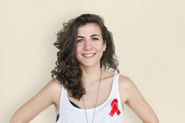 esmer kadın AIDS kurdele ile 