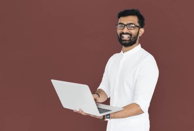 Dizüstü bilgisayar kullanan Hintli genç adam