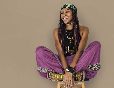 olan dreadlocks lotus poz oturan kadın