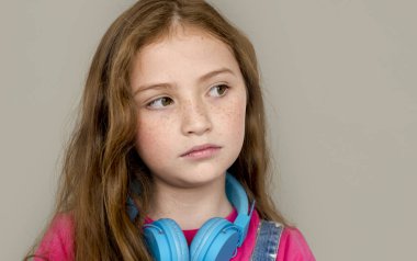 küçük kız kamera için poz