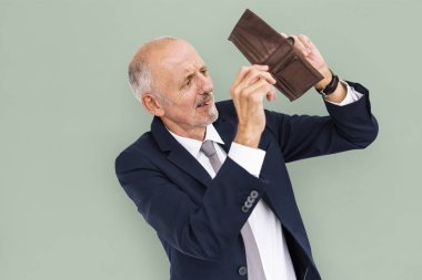 Boş cüzdana bakan adam.