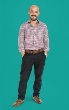 kel adam gülümsüyor 