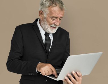 dizüstü bilgisayar kullanarak sakallı