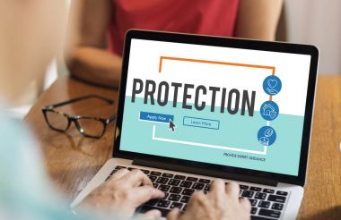 Eller dizüstü bilgisayarda çalışıyor