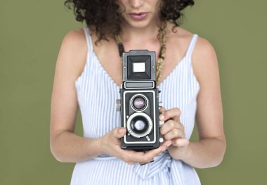 Vintage fotoğraf makinesi kullanan kadın