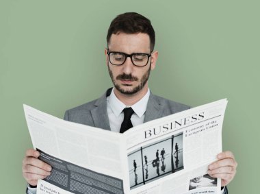 Gazete okuyan adam