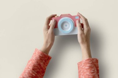 İnsan eli kamera tutarak