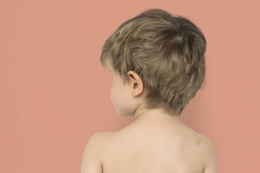 Stüdyoda küçük beyaz çocuk