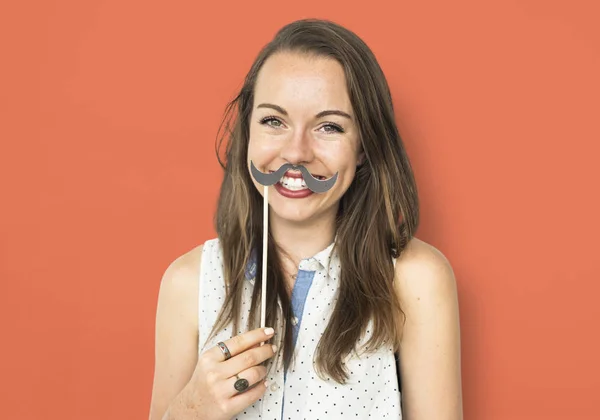 Kvinnan ler och håller papper mustasch — Stockfoto