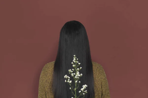 Mujer con cabello largo oscuro — Foto de Stock