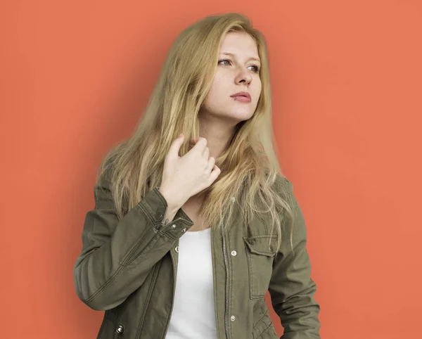 Jovem mulher em jaqueta — Fotografia de Stock