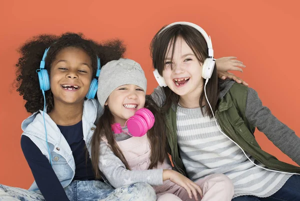 Веселі дівчата слухають музику — стокове фото