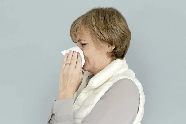 Madura mujer estornudando —  Fotos de Stock