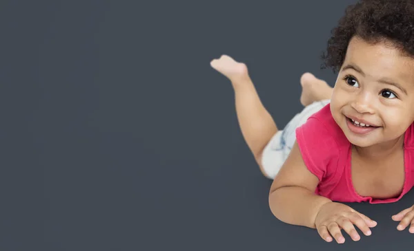 Lindo africano niño tendido en el suelo —  Fotos de Stock