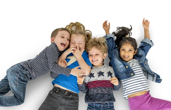 Bambini multietnici che posano sul pavimento — Foto Stock