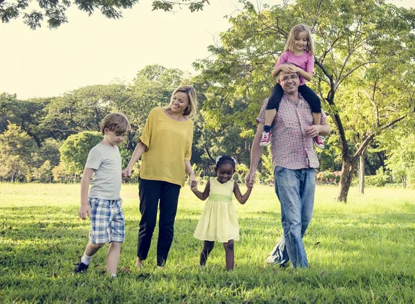 Familjen umgås i park — Stockfoto