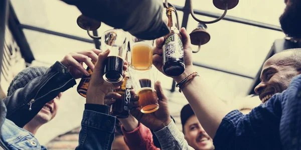 Melhores amigos bebendo cerveja artesanal — Fotografia de Stock