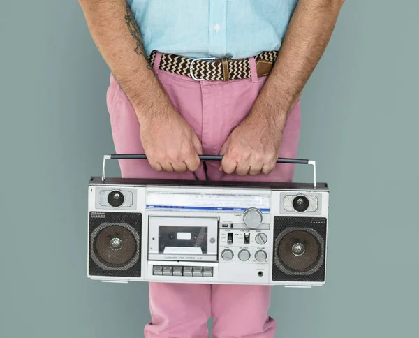 Hombre en pantalones rosados sosteniendo boombox — Foto de Stock