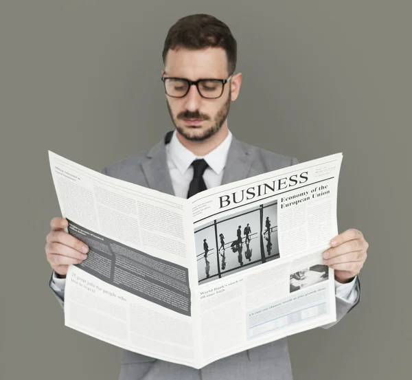 Hombre leyendo periódico —  Fotos de Stock