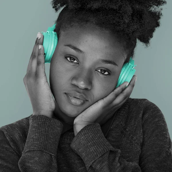 Afrikaanse vrouw in koptelefoon — Stockfoto